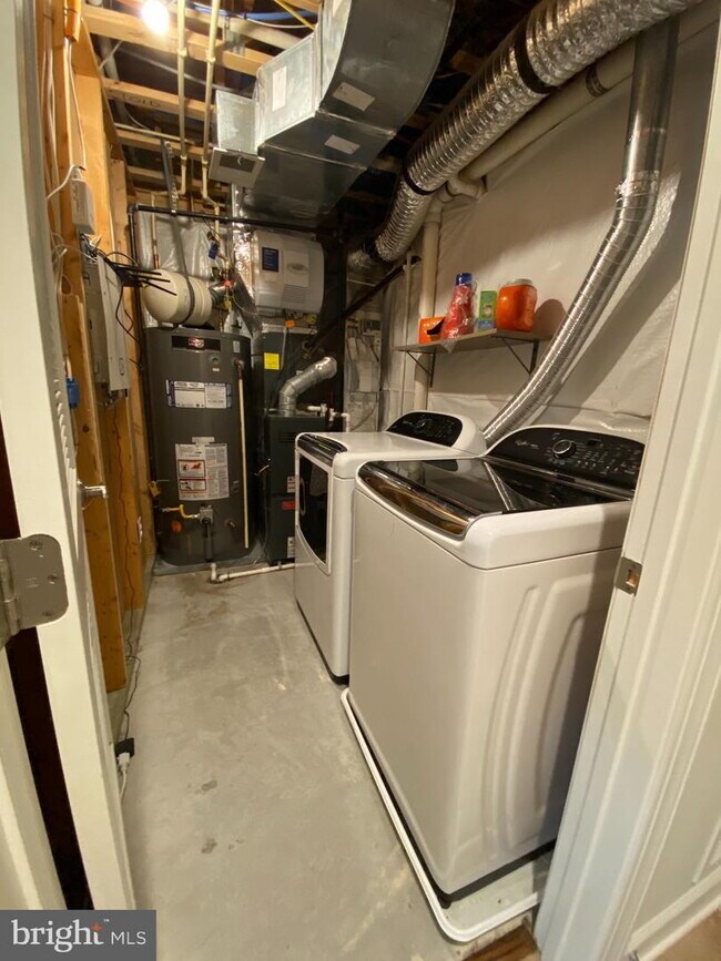Building Photo - Bright & Spacious End-Unit Townhouse with Two-Car Garage!