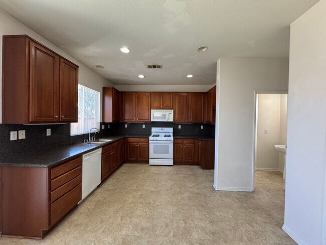 Building Photo - Victorville 3 Bedroom Home