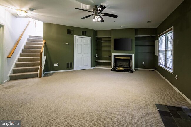 Building Photo - 1156 Regal Oak Dr