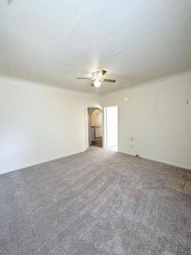 Building Photo - Cute 1 Bedroom, 1 Bathroom Unit Moments Aw...