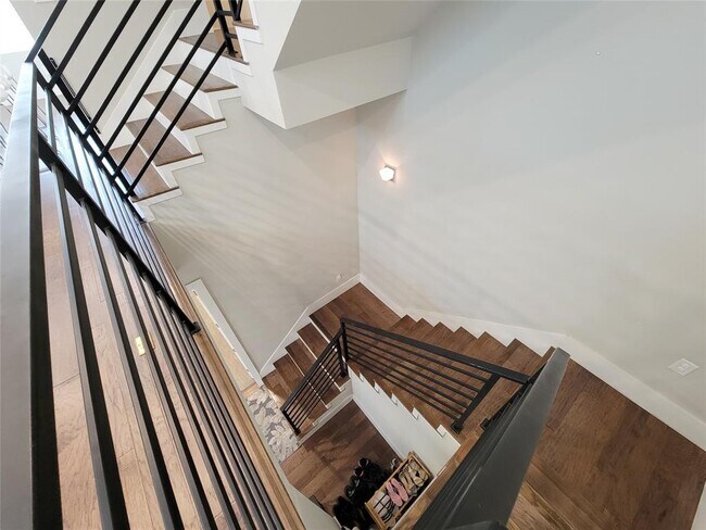 Building Photo - 5709A Larkin St