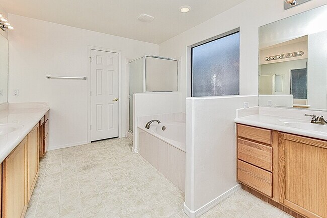 Building Photo - 472 East Placita Amuleto