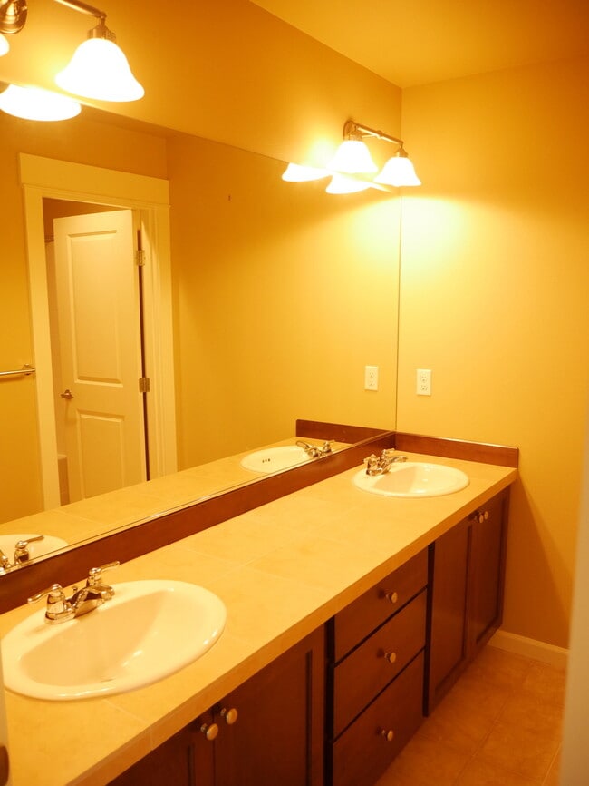 Building Photo - 5 Bedroom 2.5 Bath Home Near Downtown Redmond