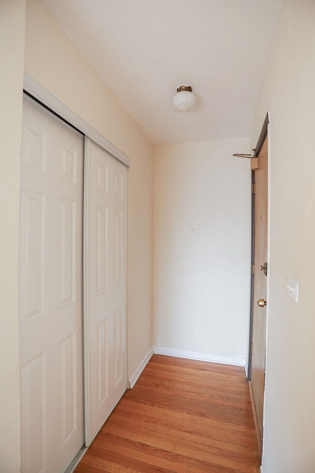 Building Photo - 1055 W Catalpa Ave