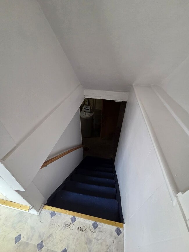 Building Photo - Beautiful and large Cedar Falls House