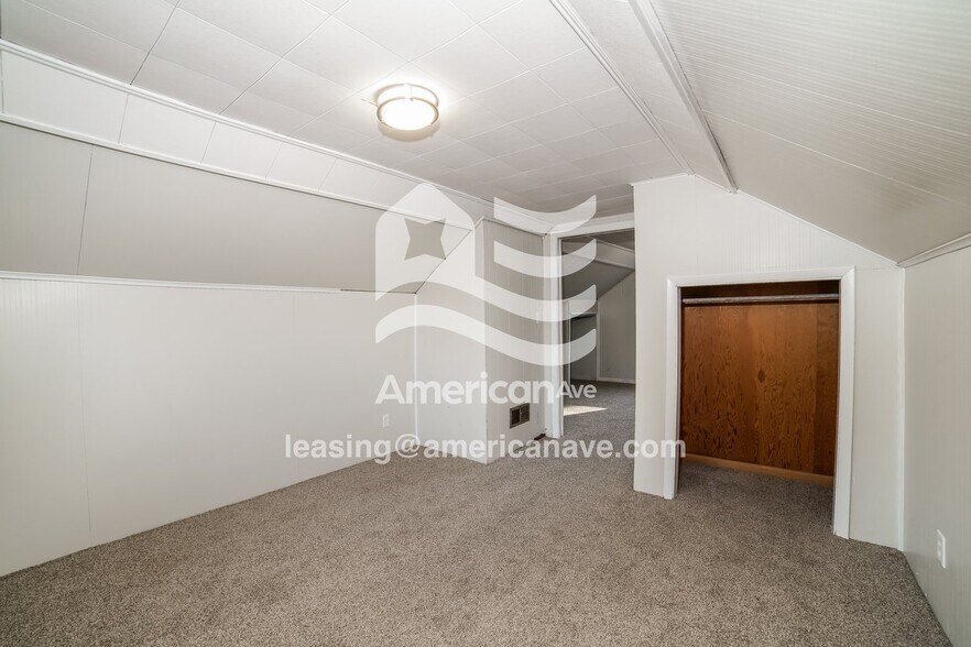 Building Photo - 908 E Maywood Ave