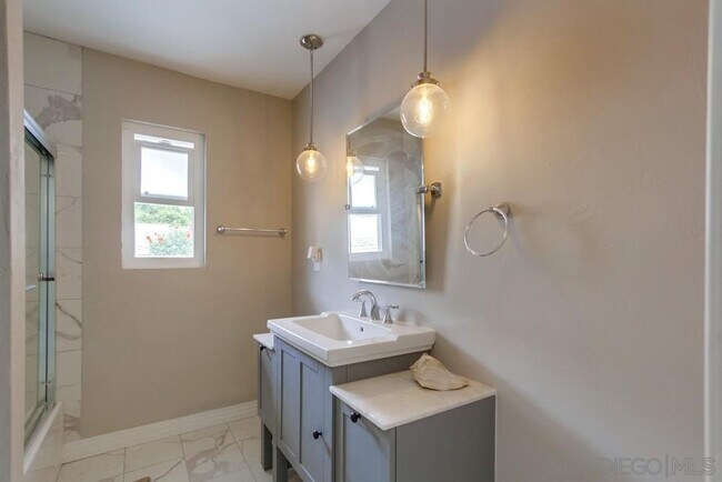 Building Photo - 129 S San Jacinto Dr