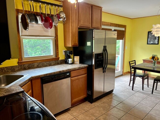 Building Photo - Charming 3 Bedroom Christiansburg Home