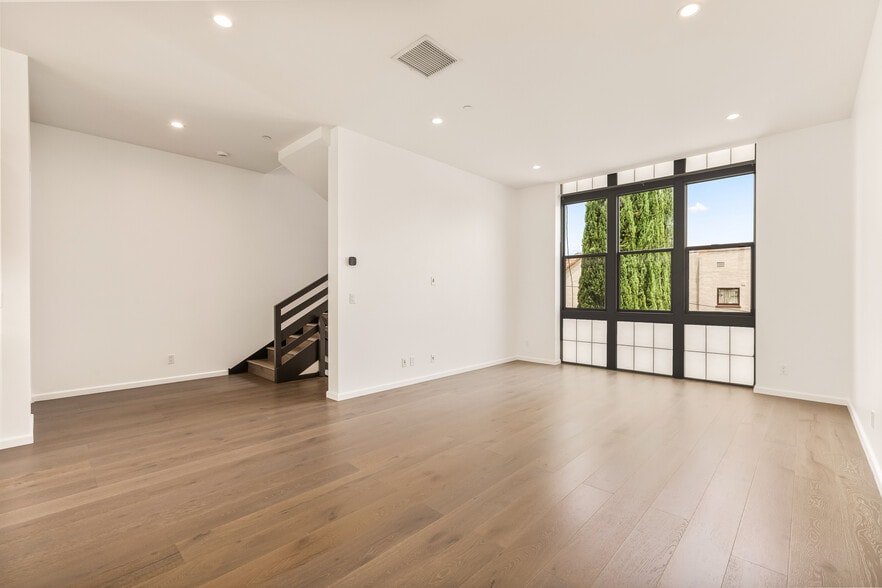 Building Photo - 1825 1/2 Alsace Ave