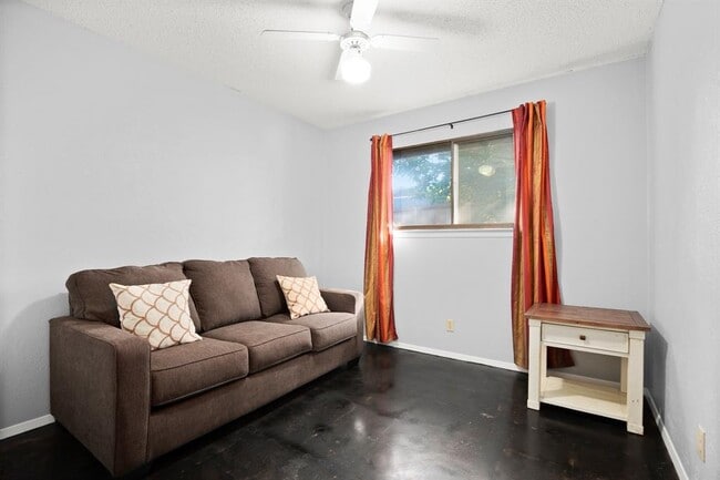 Building Photo - 4702 Gray Fox Dr