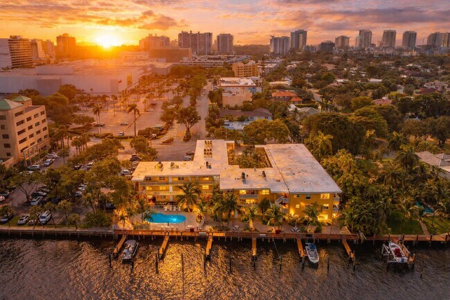 Building Photo - 815 Middle River Dr