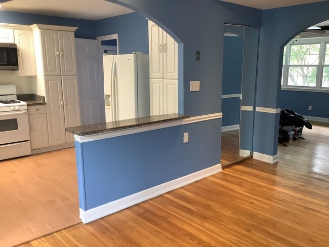 Building Photo - SPACIOUS SINGLE FAMILY HOME FOR RENT