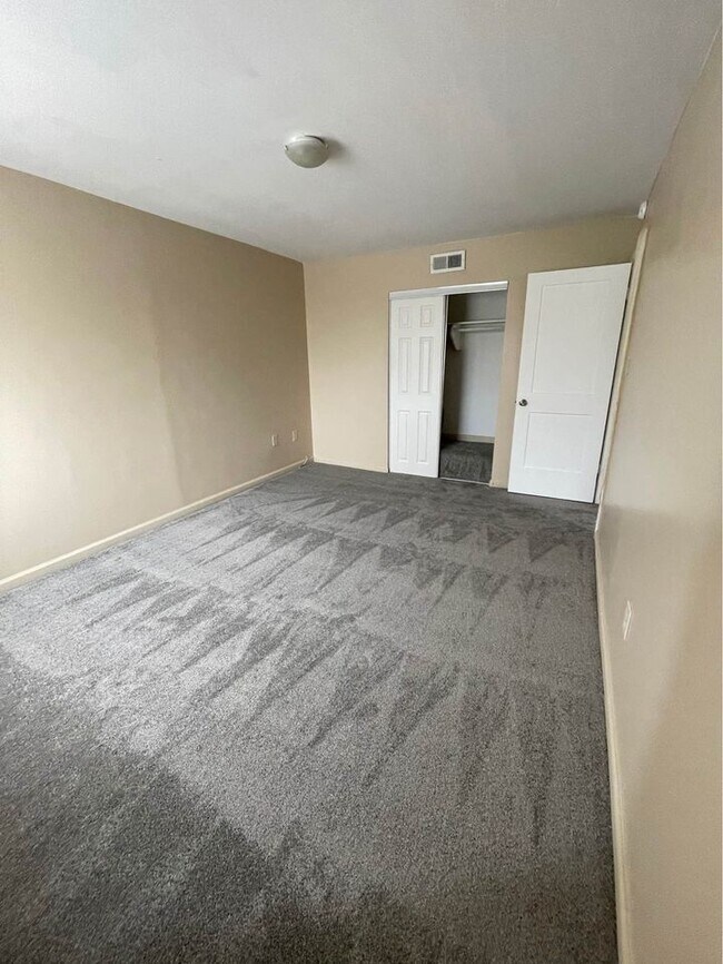 Building Photo - 563 Wilson Bridge Dr