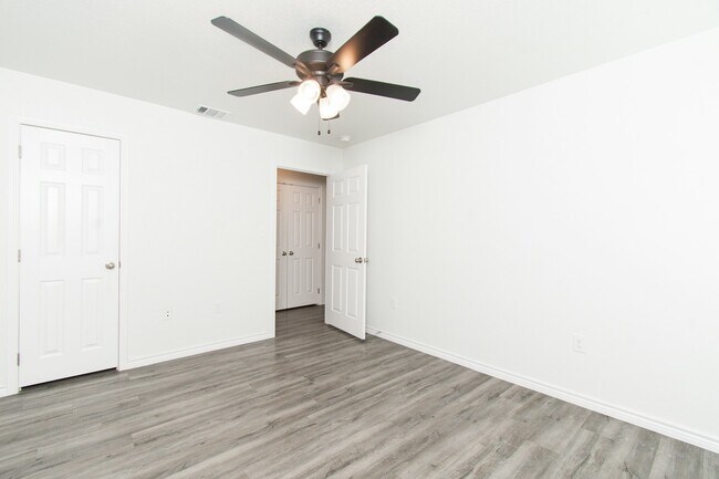 Building Photo - 527 Lost Trl