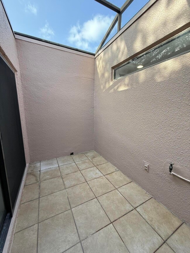 Building Photo - 1041 NW 124th Ave