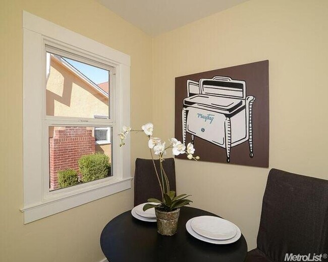Building Photo - Stylishly Updated 2 Bed Home in Prime Midt...