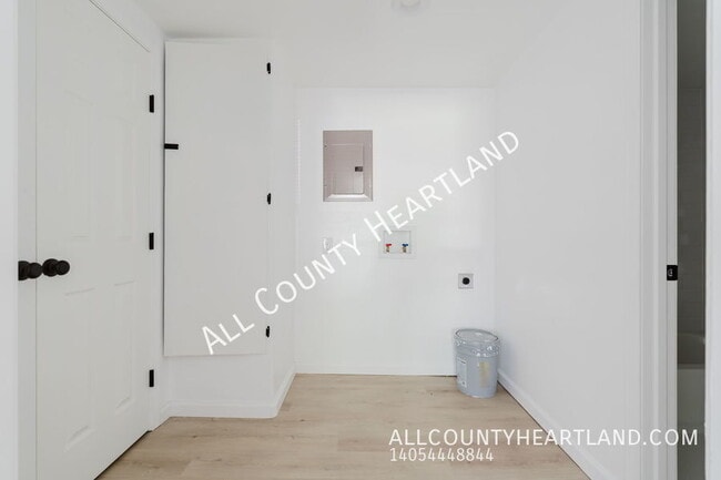 Building Photo - 2100 N Redmond Ave