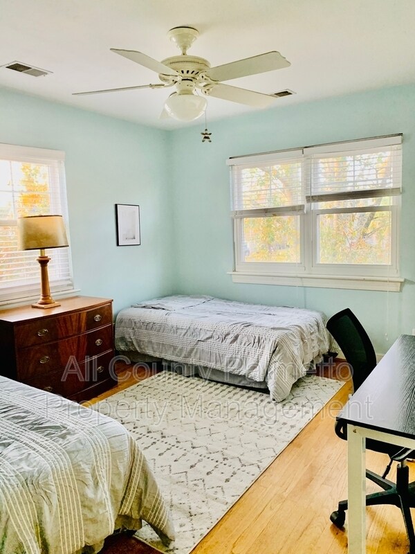 Building Photo - 213 Gordon St