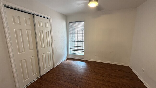 Building Photo - 10601 South Dr