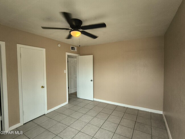 Building Photo - 4918 Guadalupe Dr