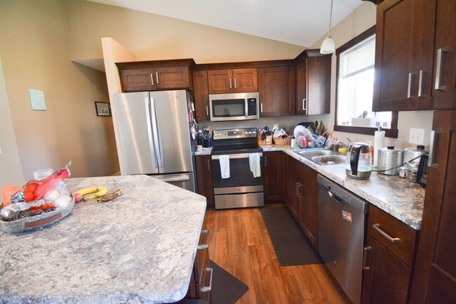 Building Photo - Beautiful and Spacious 4 Bedroom 3 Bath Available For Rent!