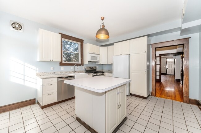 Building Photo - 216 Washington St