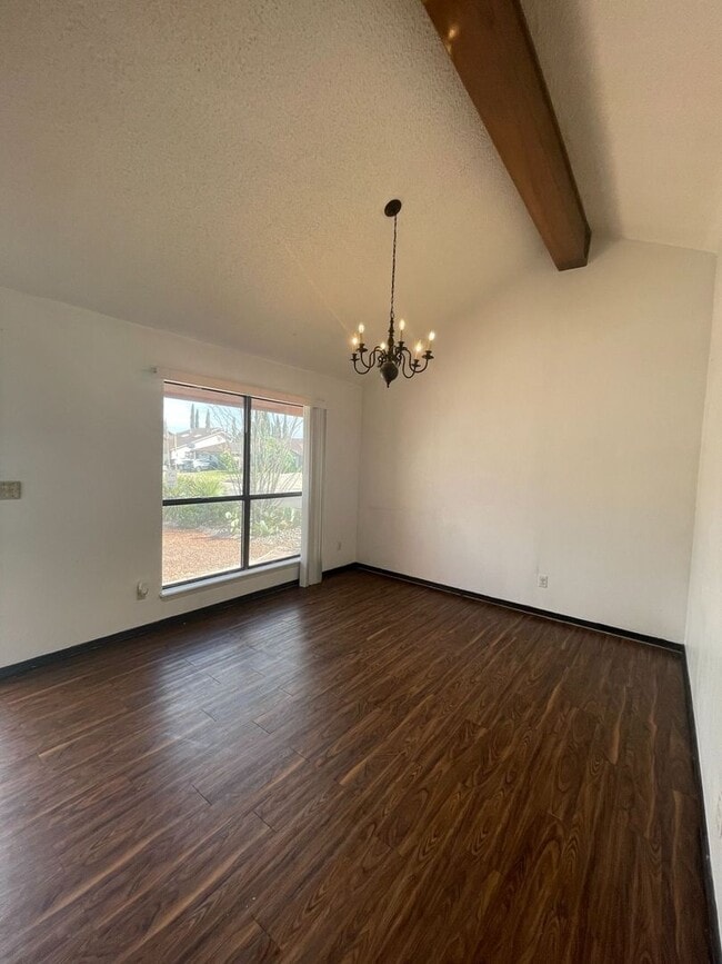 Building Photo - BEAUTIFUL EASTSIDE HOME