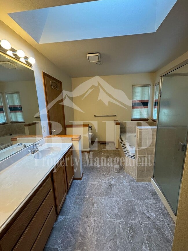 Building Photo - 979 NW Calypso Cir