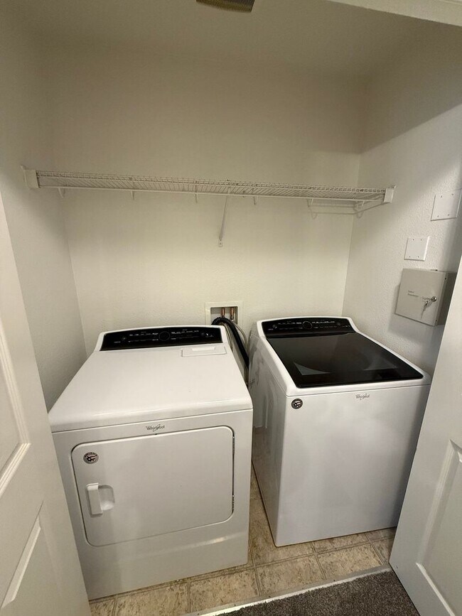 Building Photo - 4 bedroom townhome in Alicia Meadows with $500.00 off February rent if moved in by January end!