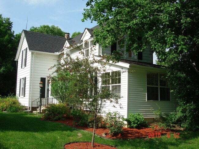 Building Photo - Updated 3bed / 3bath farmhouse.  Nice Location.