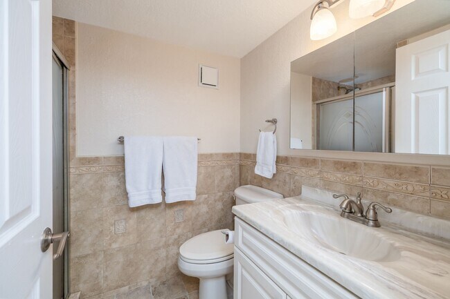 Building Photo - Intracoastal 2 bed/ 2 ba condo with lots o...