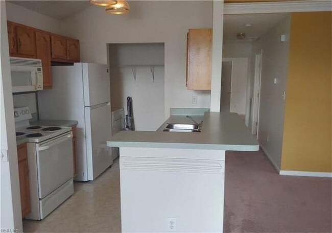 Building Photo - 400 Adkins Arch