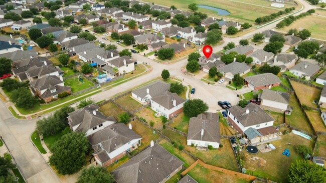 Building Photo - 10003 Lynette Falls Dr