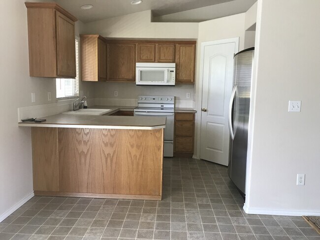 Building Photo - Cute Nampa home in one of  the most desira...