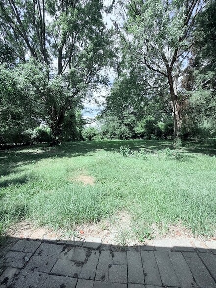 Building Photo - 1915 Green Valley Dr