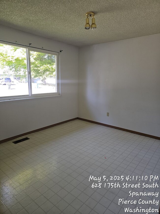 Building Photo - Spanaway rambler home - 3 bedrooms 1 bath,...