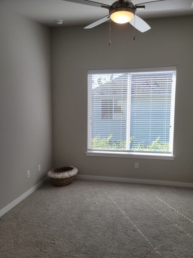 Building Photo - Stunning Tri Level 3/2.5 Townhome in the G...