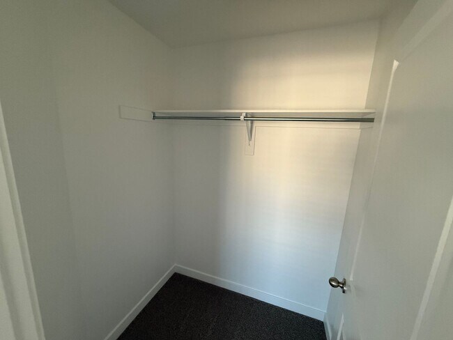 Building Photo - Includes internet - Pool/Pickle Ball +++