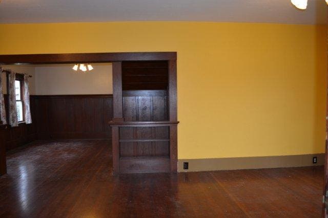 Building Photo - Beautiful, spacious Craftsman, Owner pays Yard Care, Laundry on site
