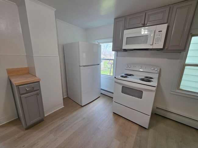 Building Photo - Beautiful Waterside 3 bedroom Single-Family Home - Catskill, NY