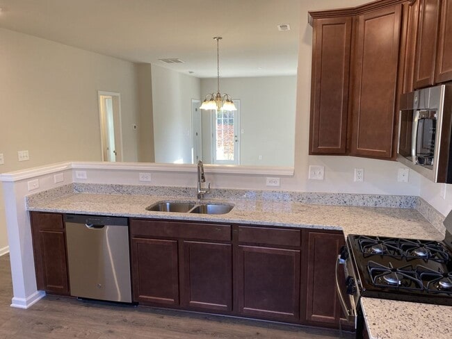 Building Photo - Spacious 2 Story, 3 Bed, 3 Bath Townhome n...