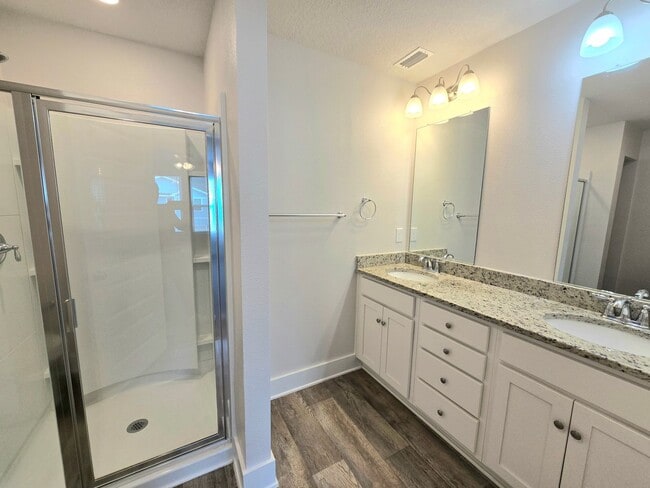 Building Photo - Stunning Townhome - Prime Pensacola Location