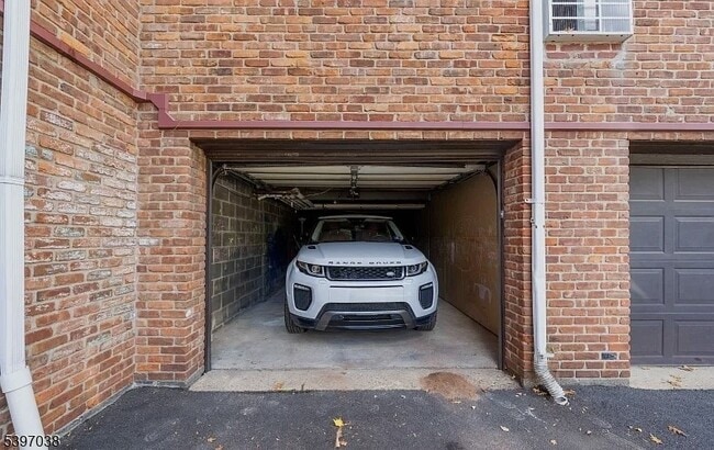 Building Photo - 85 Troy Dr