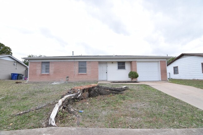 Primary Photo - 118 South Dr