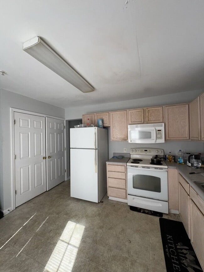 Building Photo - "Charming 1-Bedroom Townhouse Retreat on Campus Drive!"