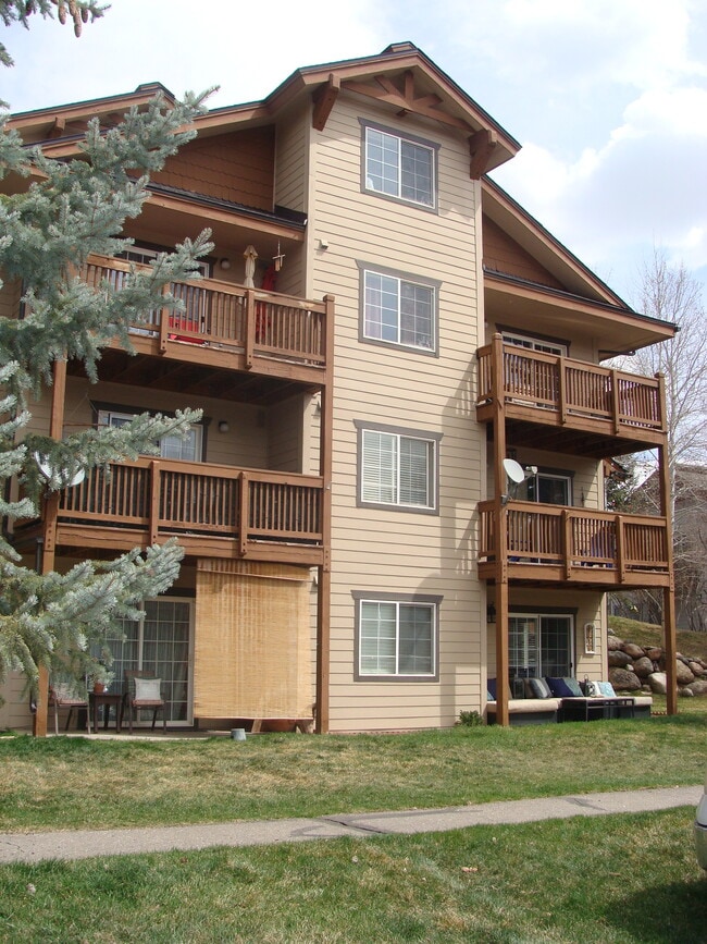 Building Photo - 1902 Crazy Horse Cir