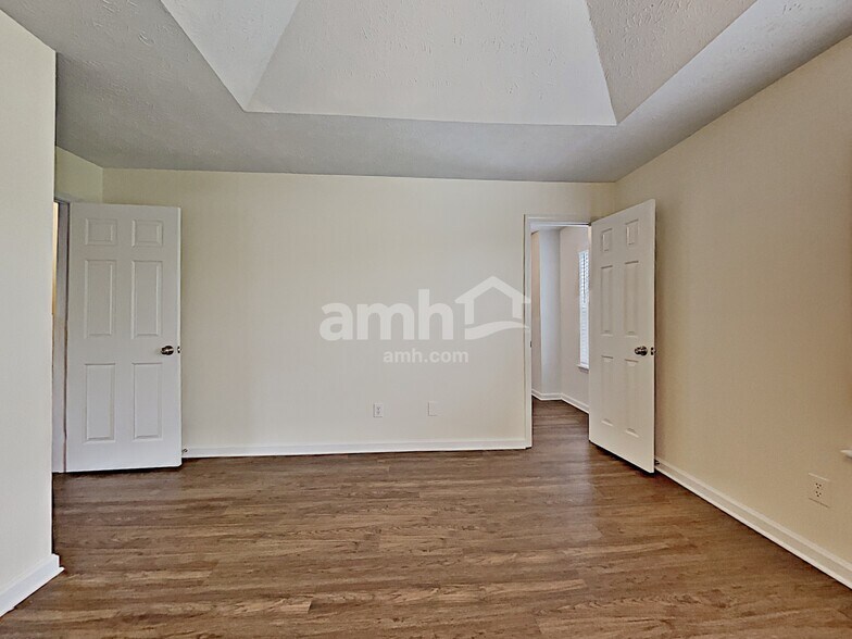 Building Photo - 2925 Hampton Valley Dr SE