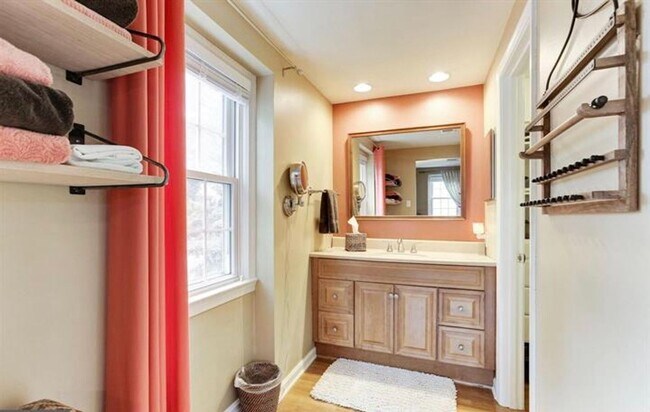Building Photo - Gorgeous 4 BR/2.5 BA Home on a Beautiful T...