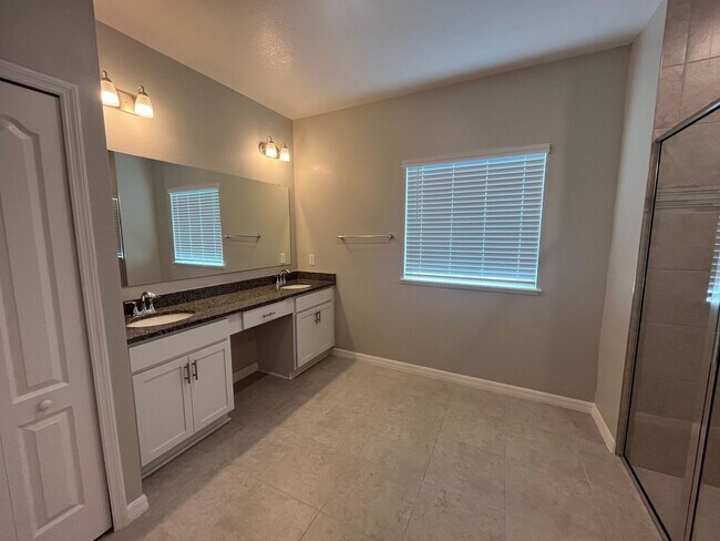 Building Photo - Like-New Lakefront Home in Sawmill Creek
