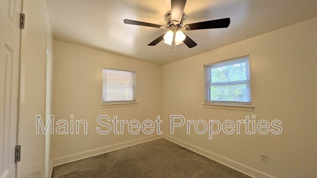 Building Photo - 2120 Curry Cir